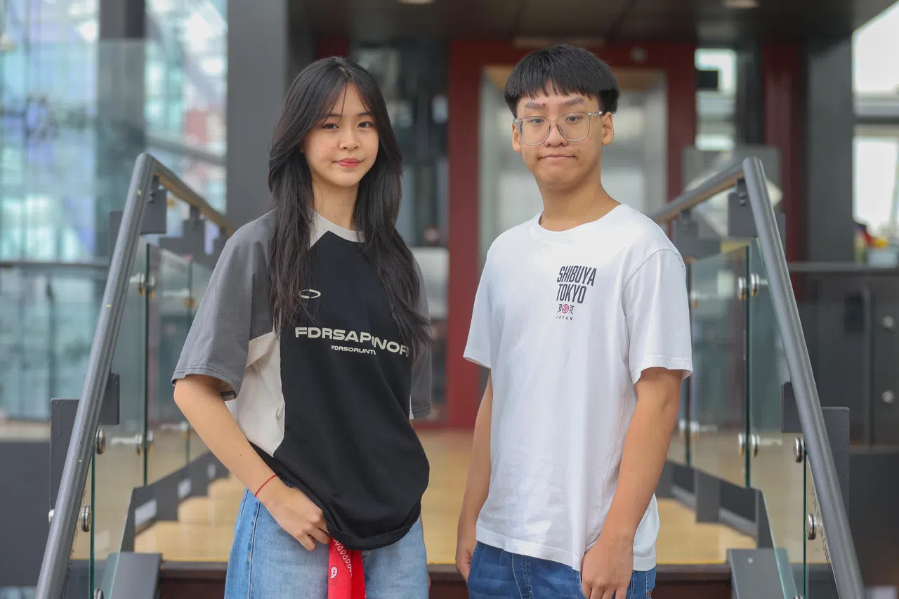 张宇宽（右）和郑歆颖从Impart的活动中重拾信心，因表现优异获颁杰出奖，未来也想加入义工行列，支持其他青年。（陈心媛摄）