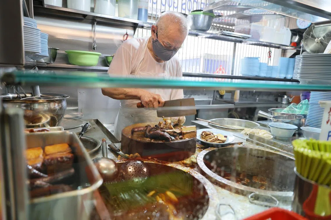 潘玉城感叹，卖粿汁的小贩越来越少，有的是简化做法，卖一些比较容易准备的食材。（龙国雄摄）