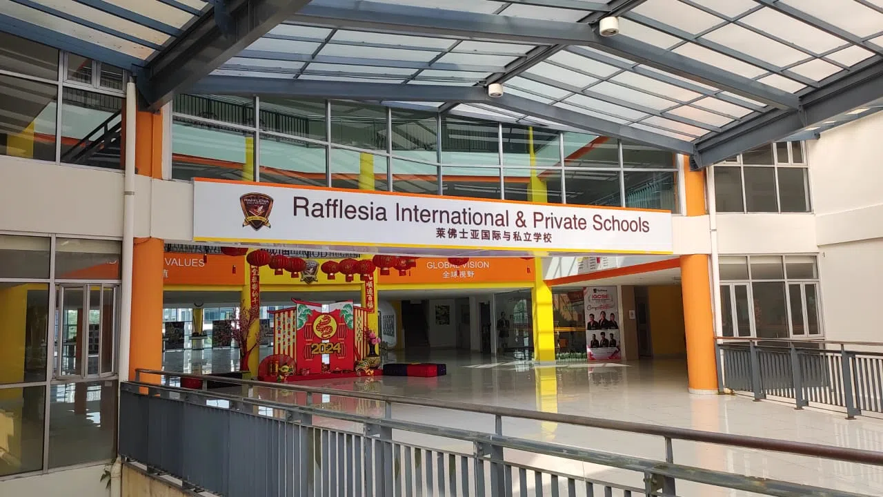 马国大部分国际学校提供从幼儿园到高中的课程，校园教学设备完善。图为位于雪兰莪州蒲种的莱佛士亚国际学校。（受访者提供）