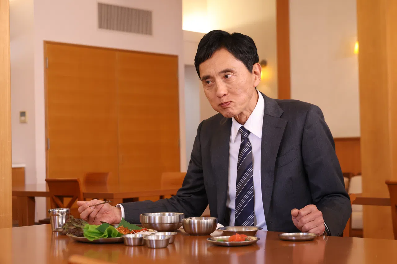 松重丰在电影版《孤独的美食家》中吃韩餐。（KillerMud Films提供）