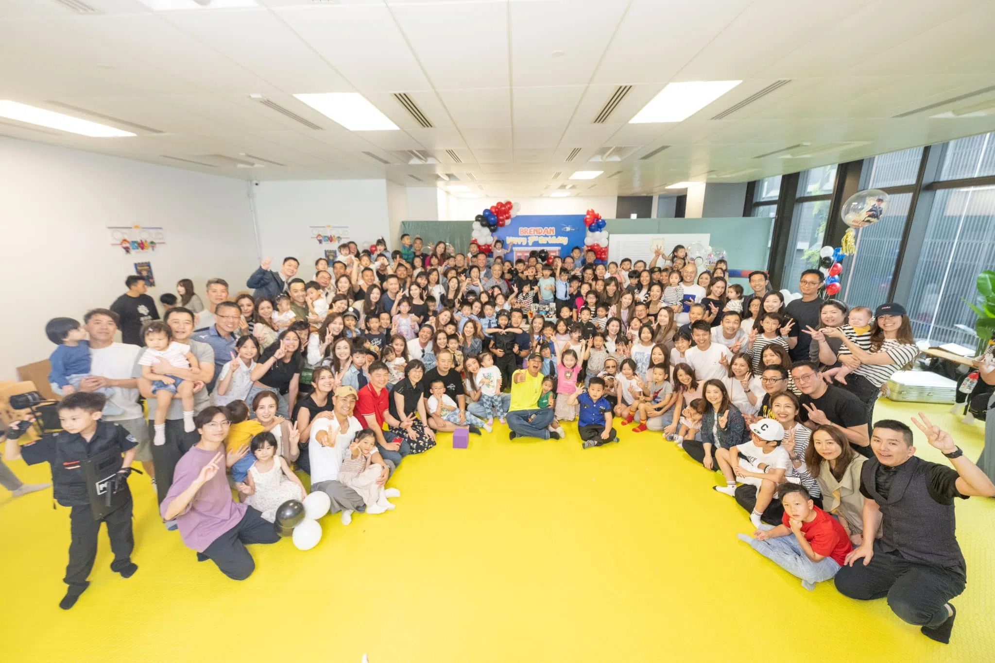 大型生日会现场，一片热闹。（取自艺人脸书）