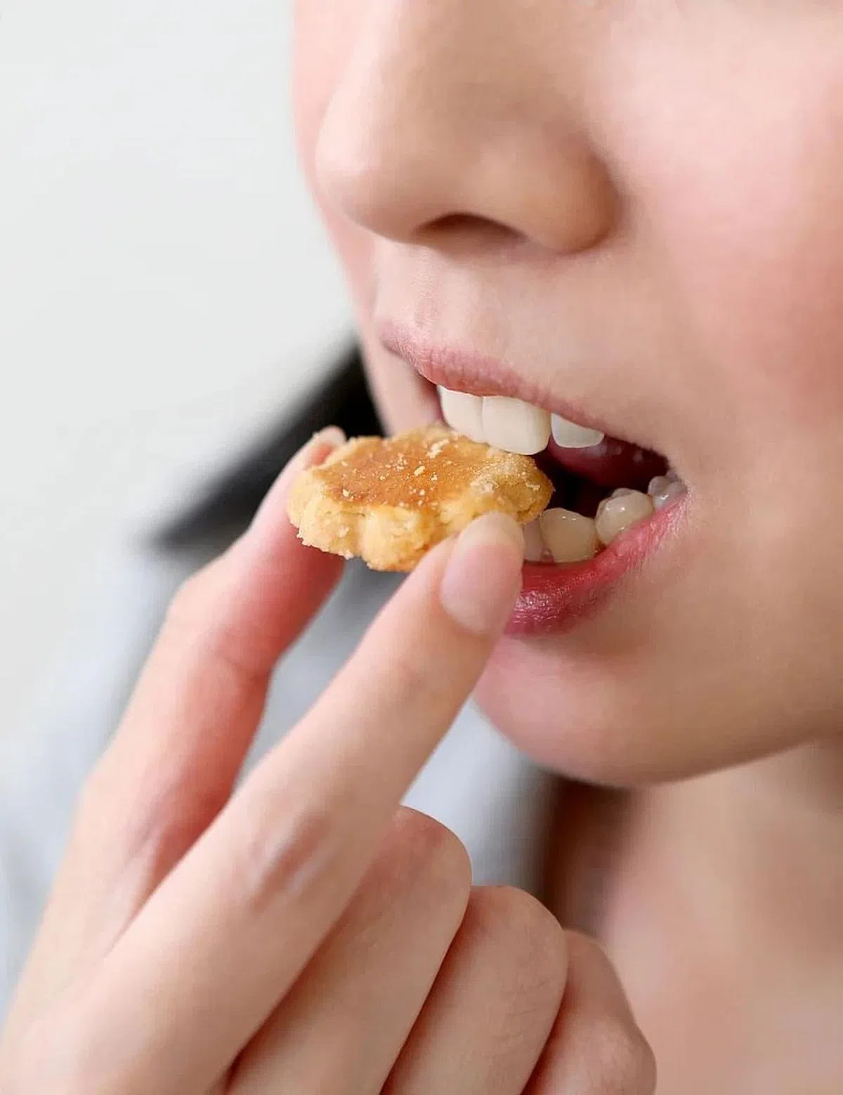 进食时细嚼慢咽，可避免牙齿在咬到硬物时折裂。（档案照）