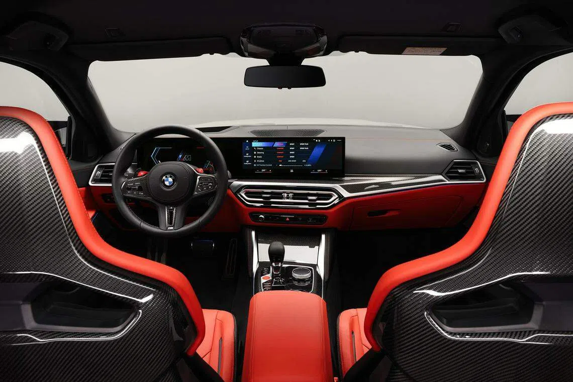 M3 Touring操控系统包括曲面显示器在内的全新宝马iDrive，全数码屏幕分组由一块12.3英寸的信息显示屏和一块对角线为14.9英寸的控制显示屏组成。（车商提供）