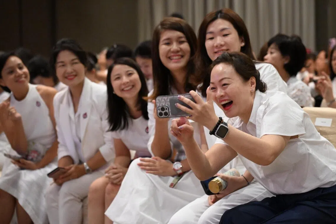 出席妇女团活动的包括（左起）碧山—大巴窑集选区议员陈诗韵、阿裕尼基层组织顾问陈惠意、淡滨尼集选区议员陈以君、义顺集选区议员李蕙莹、马西岭—油池集选区议员苏慧敏，以及马林百列—布莱德岭集选区议员彭丽燕。（海峡时报）