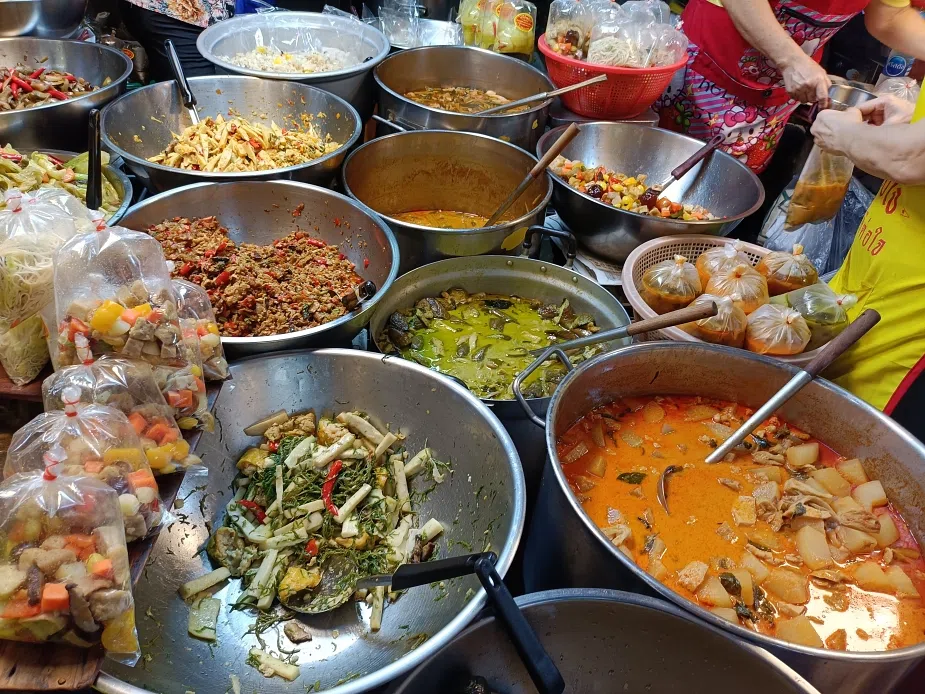 斋节期间，曼谷传统市场斋食选择多，价格也实惠。（郁雯提供）