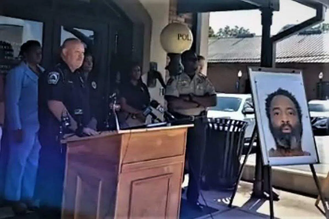 警方星期六（7月15日）召开记者会时说，嫌犯据悉持有武器，公众若发现他的行踪须立刻报警。（亨利县政府脸书视频截图）