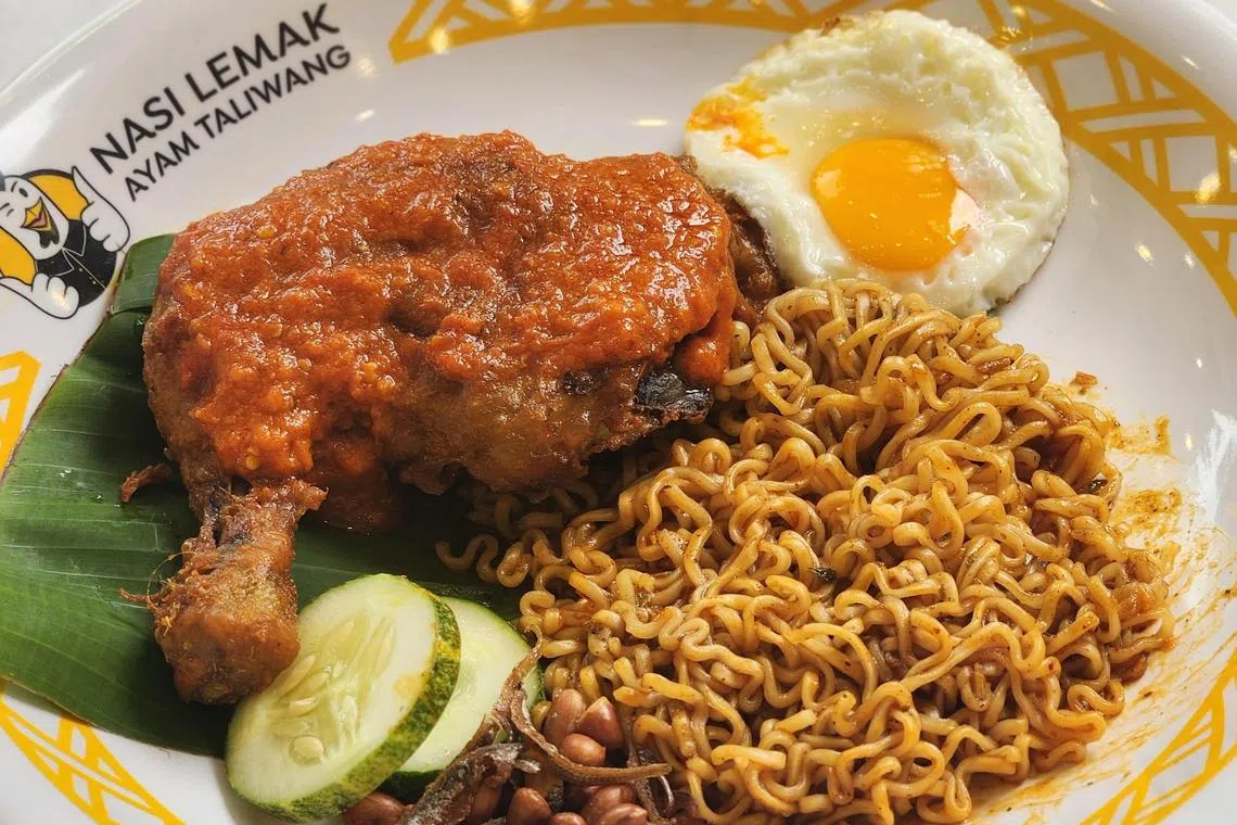 Nasi Lemak Ayam Taliwang与Indomie快熟面合作的限时参峇烤鸡。（陈爱薇摄）