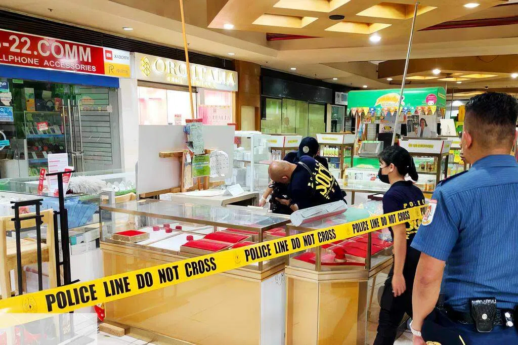 菲律宾三匪挖地道 潜入商场劫掠百万珠宝现金