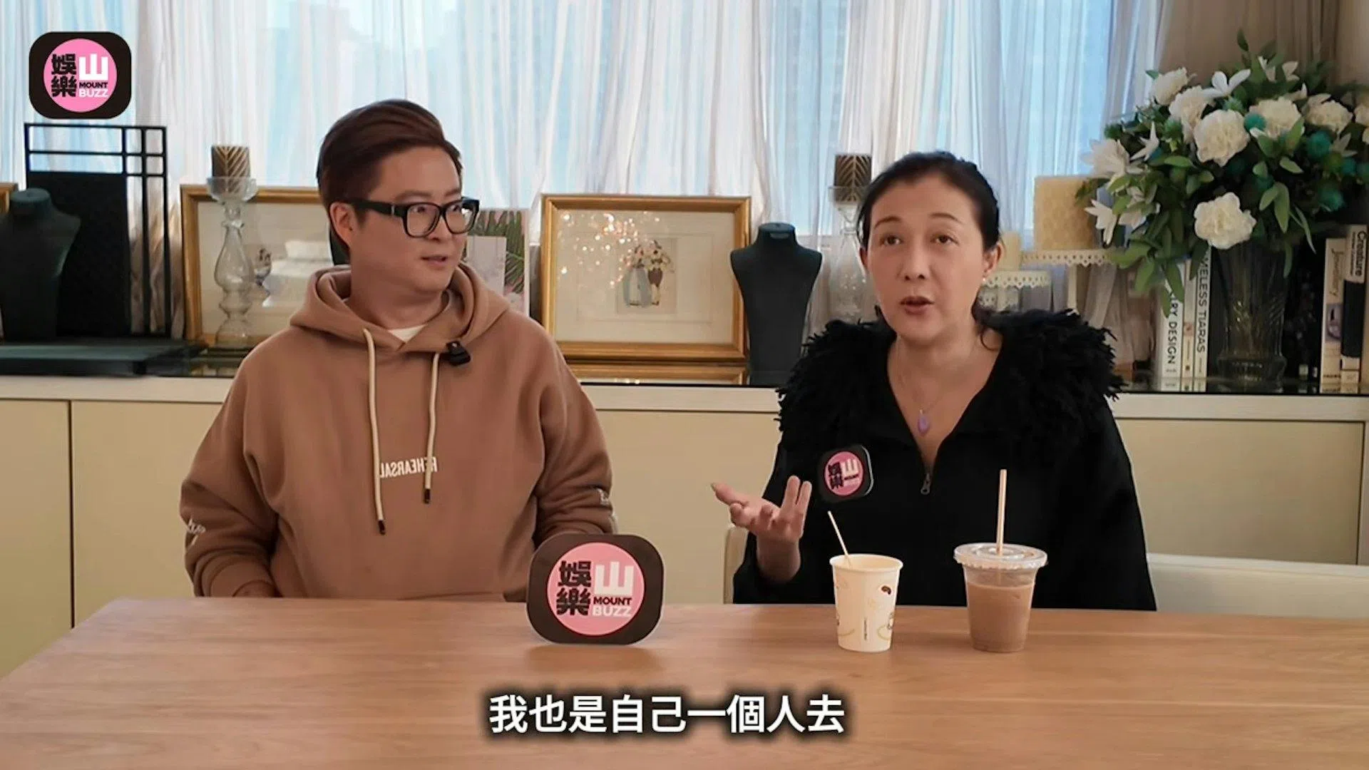 近日吴绮莉（右）与著名时装设计师何国钲接受网台节目《娱乐山》访问。（互联网）