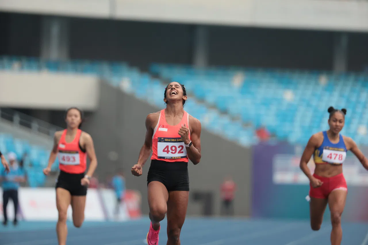 珊蒂率先冲线后，兴奋呐喊。（李冠卫摄）