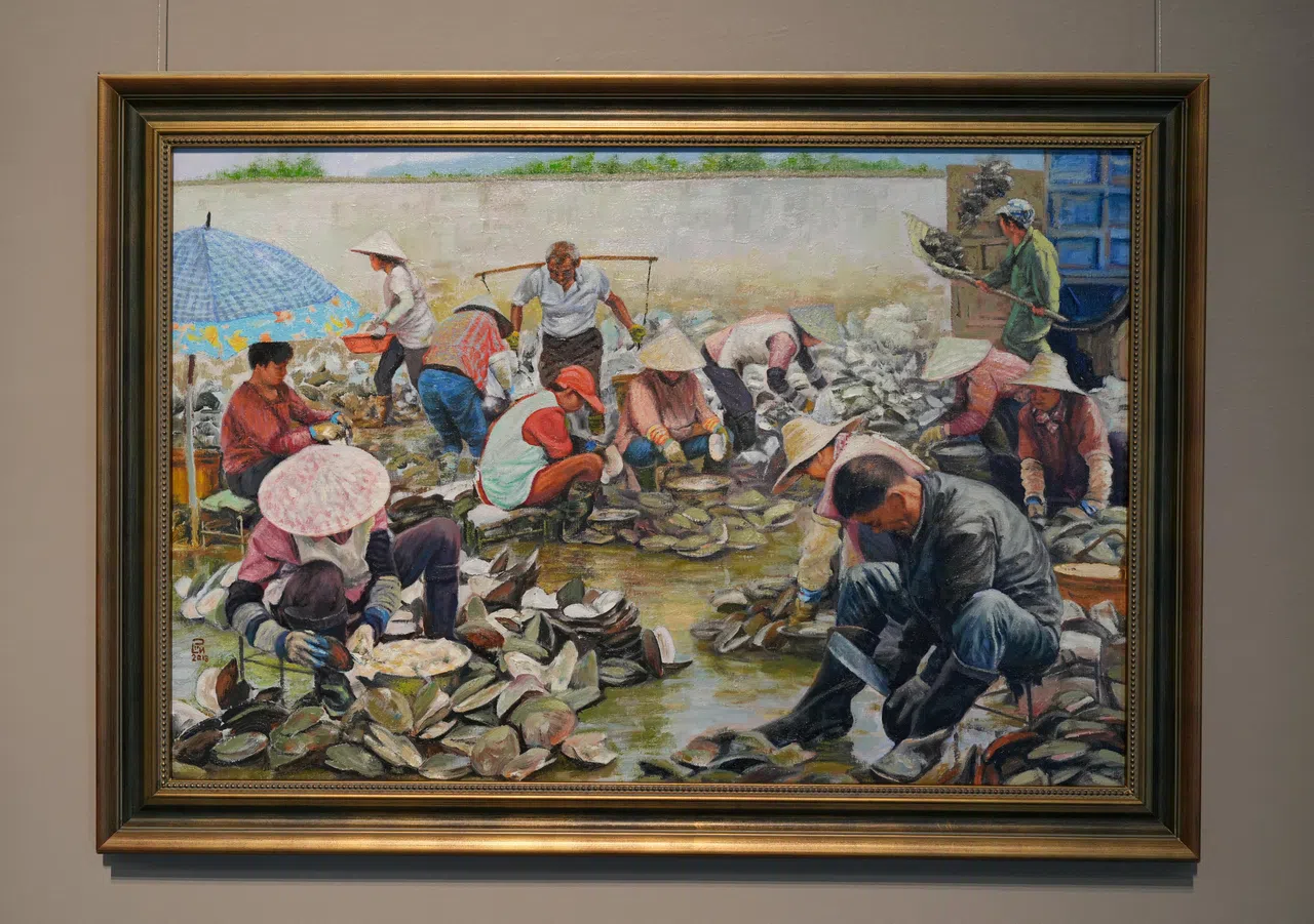 方良油画《珍珠丰收》富有生活气息。（谢智扬摄）