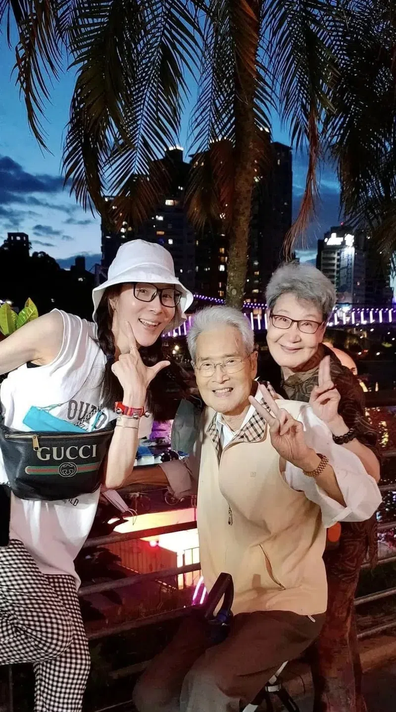 林千钰（左起）和父亲石英、母亲合照。（取自脸书）