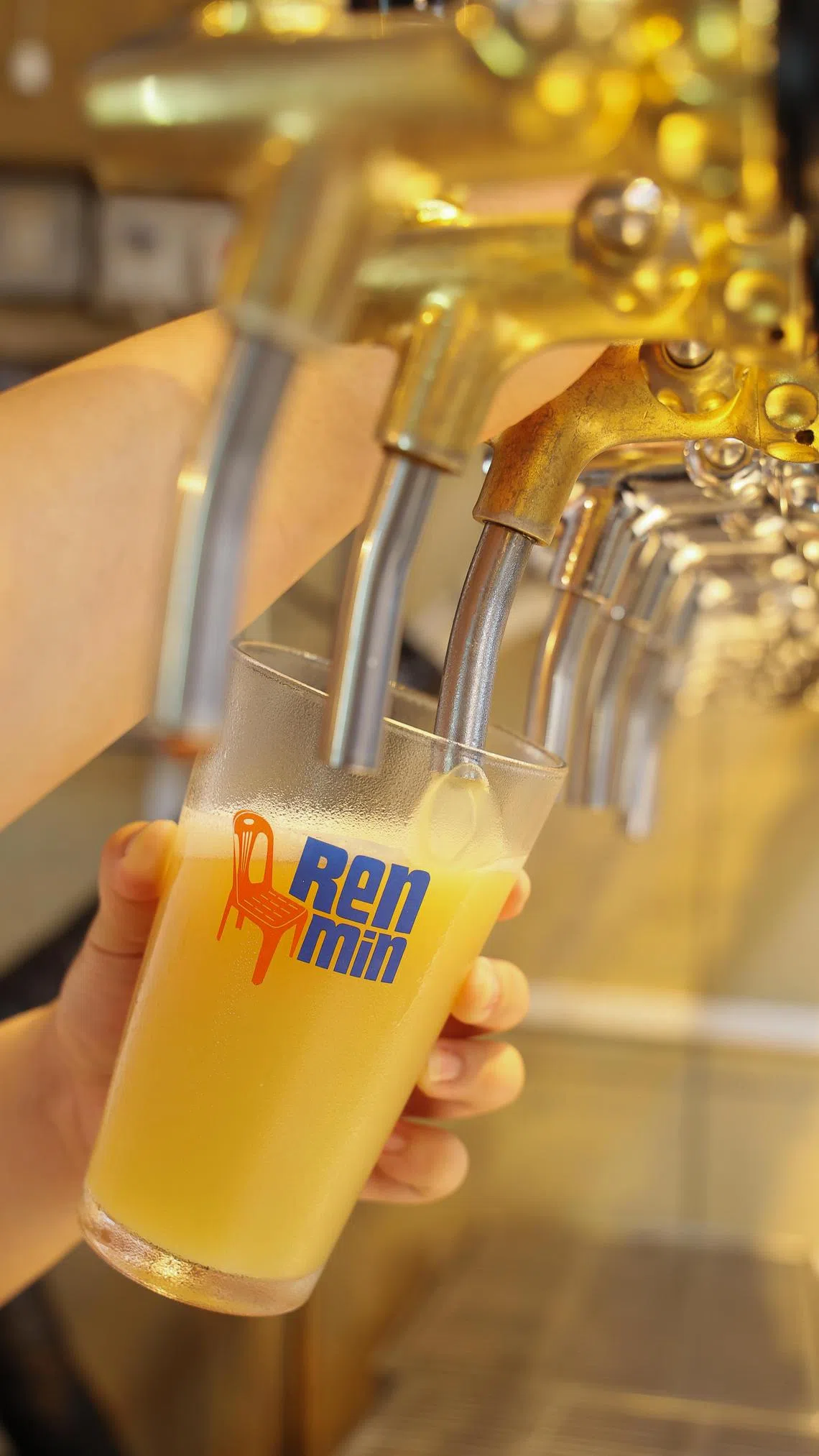 Welcome Ren Min提供本地酿制的新鲜啤酒。（龙国雄摄）