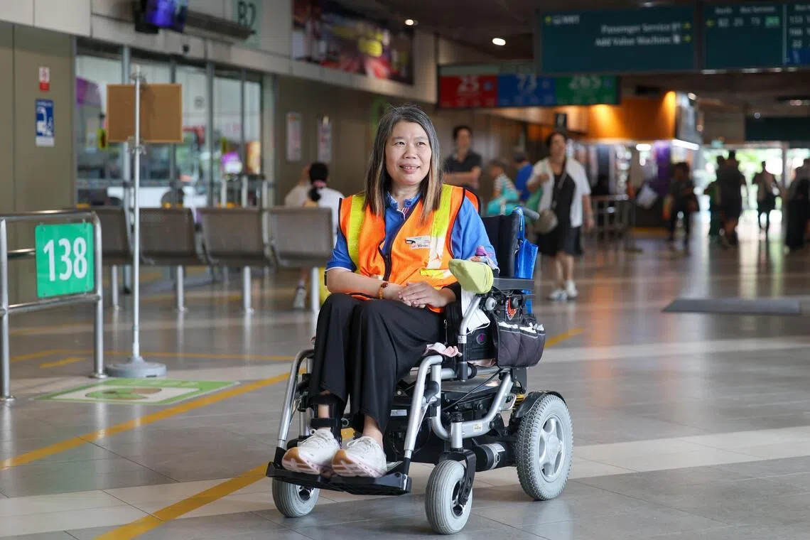 辜丰玉2022年开始在宏茂桥巴士转换站工作，协助指引乘客到正确候车处或周边设施。她说，重回职场后，心境起了变化，更开心也更自信，让她更喜欢现在的自己。（张俊杰摄）