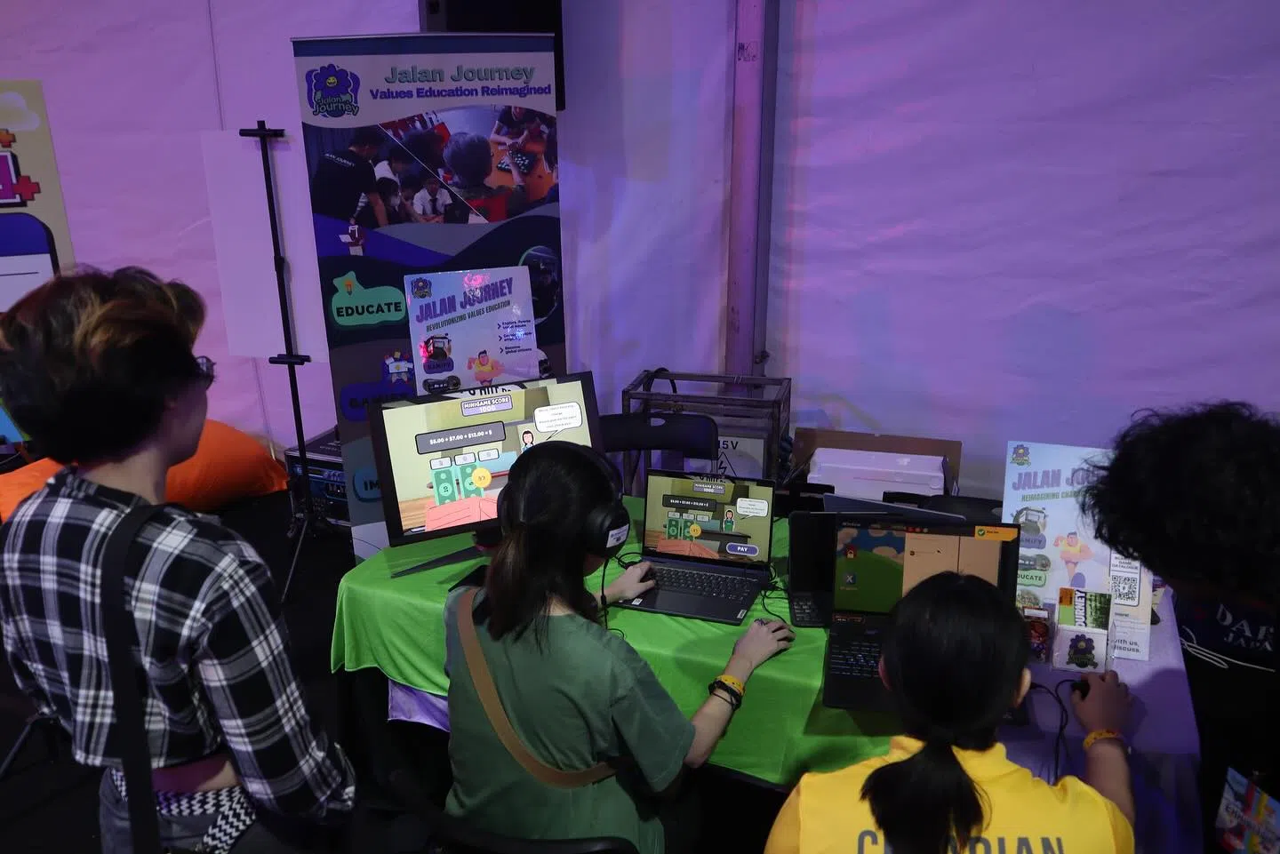 在“Re:Play Festival”游戏节上，青少年试玩Jalan Journey制作的游戏。（取自Jalan Journey社媒）