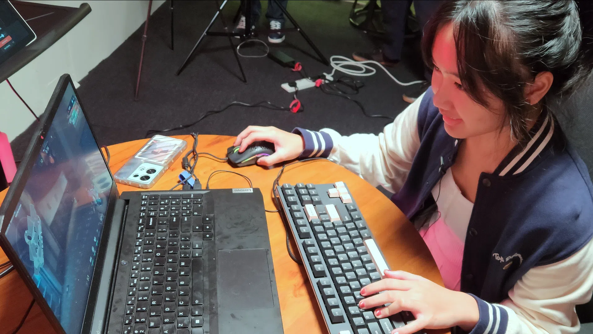 Z世代青年蔡温新14岁开始接触线上游戏，也曾经遭遇过霸凌。（视频截图）