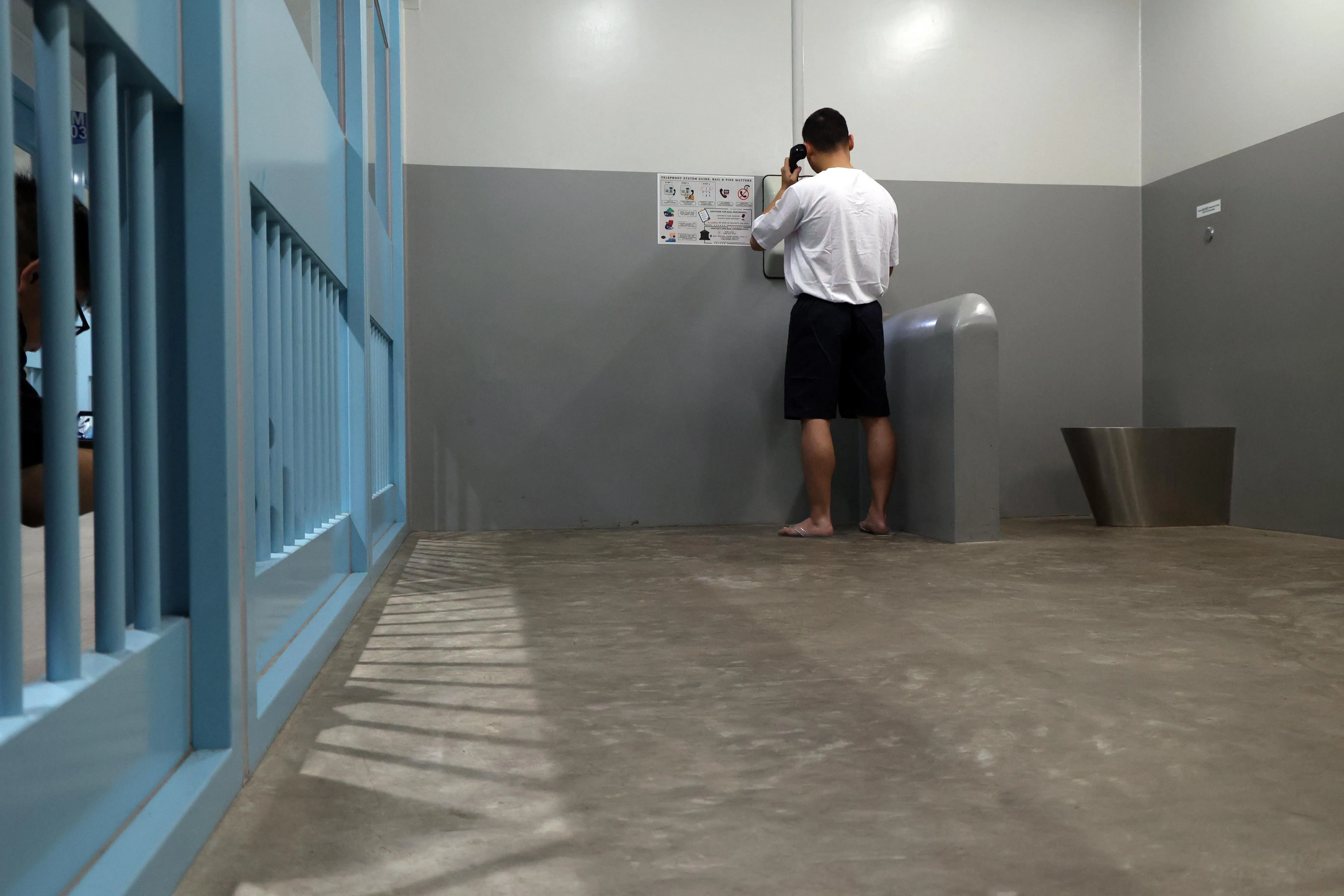 在关押所的时段，囚犯能拨电联系亲友。（邝启聪摄）