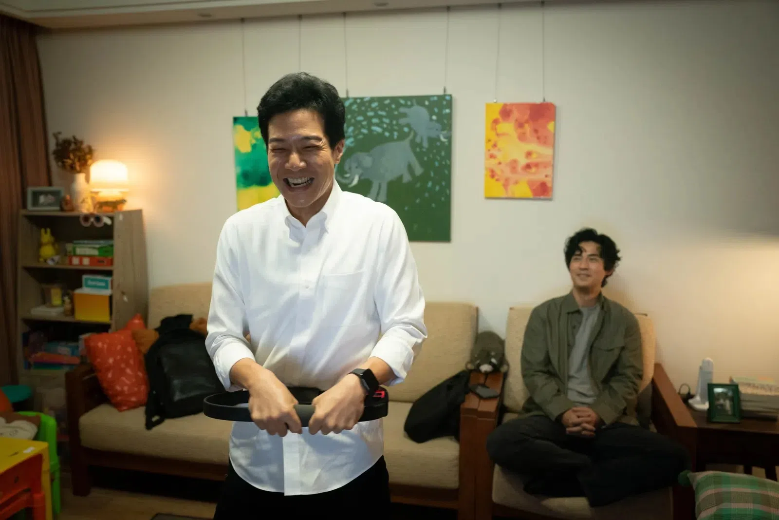 薛仕凌（左）和周渝民饰演互相扶持的好友。（互联网）