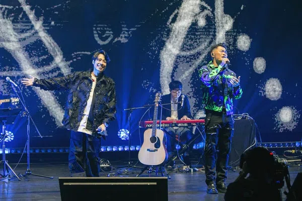  Tank（左）邀请李玖哲担任嘉宾。（互联网）