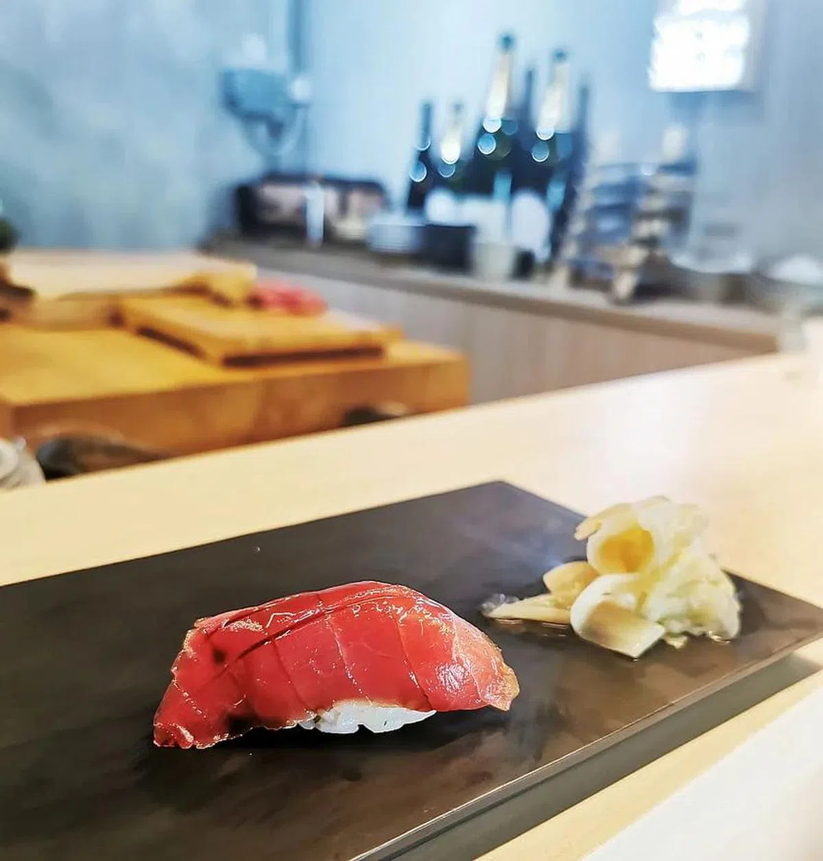 Kenji Sushi的江户前寿司讲究刀功不花哨，腌渍鲔鱼寿司口感软嫩，鲜味完美提出。（陈爱薇摄）