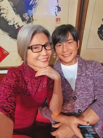 孙协志与母亲孙丽钧。（取自孙协志脸书）