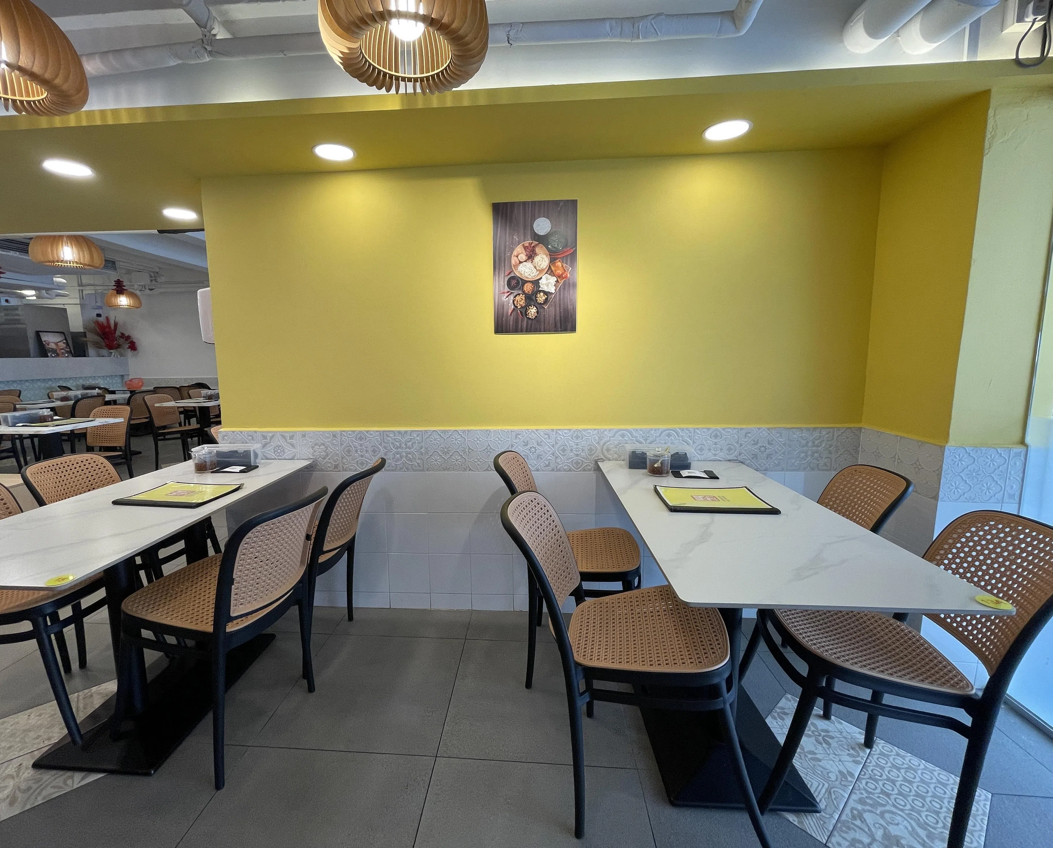 丰芳辣椒板面装修后更加宽敞明亮，除了辣椒板面，还有板面、面粉粿、咖喱板面等面食。（黄靖晶摄）