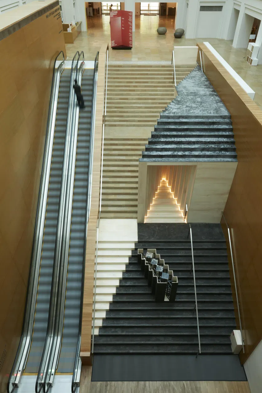 黄晨晗在国家美术馆楼梯间的装置《黑—棚，黑—棚》。（受访者提供）