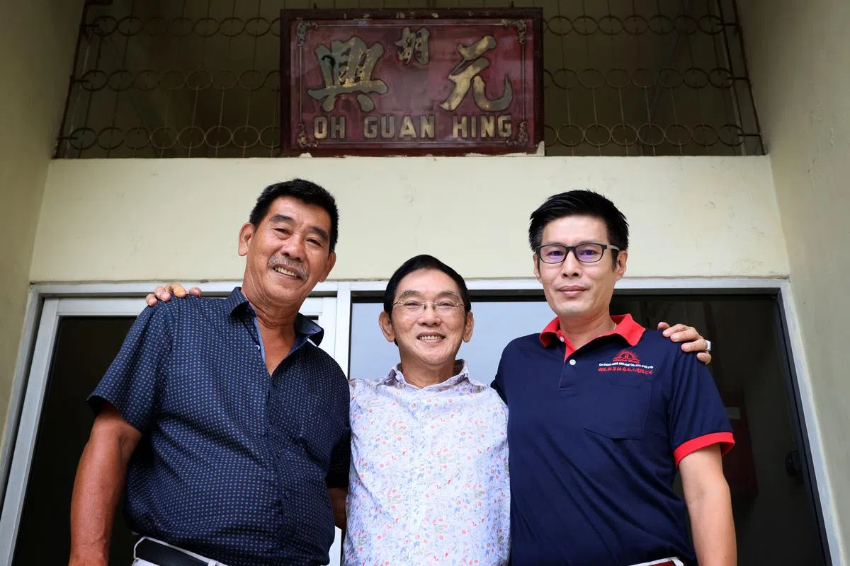 第三代胡高泉（左）和胡振海（中）与第四代胡钦忠，坚守着“胡元兴”这块百年老招牌。（龙国雄摄）