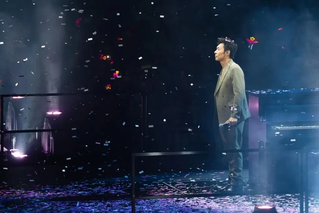 许志安担任郑秀文演唱会嘉宾，两人一起合唱《世纪末烟花》。（互联网）