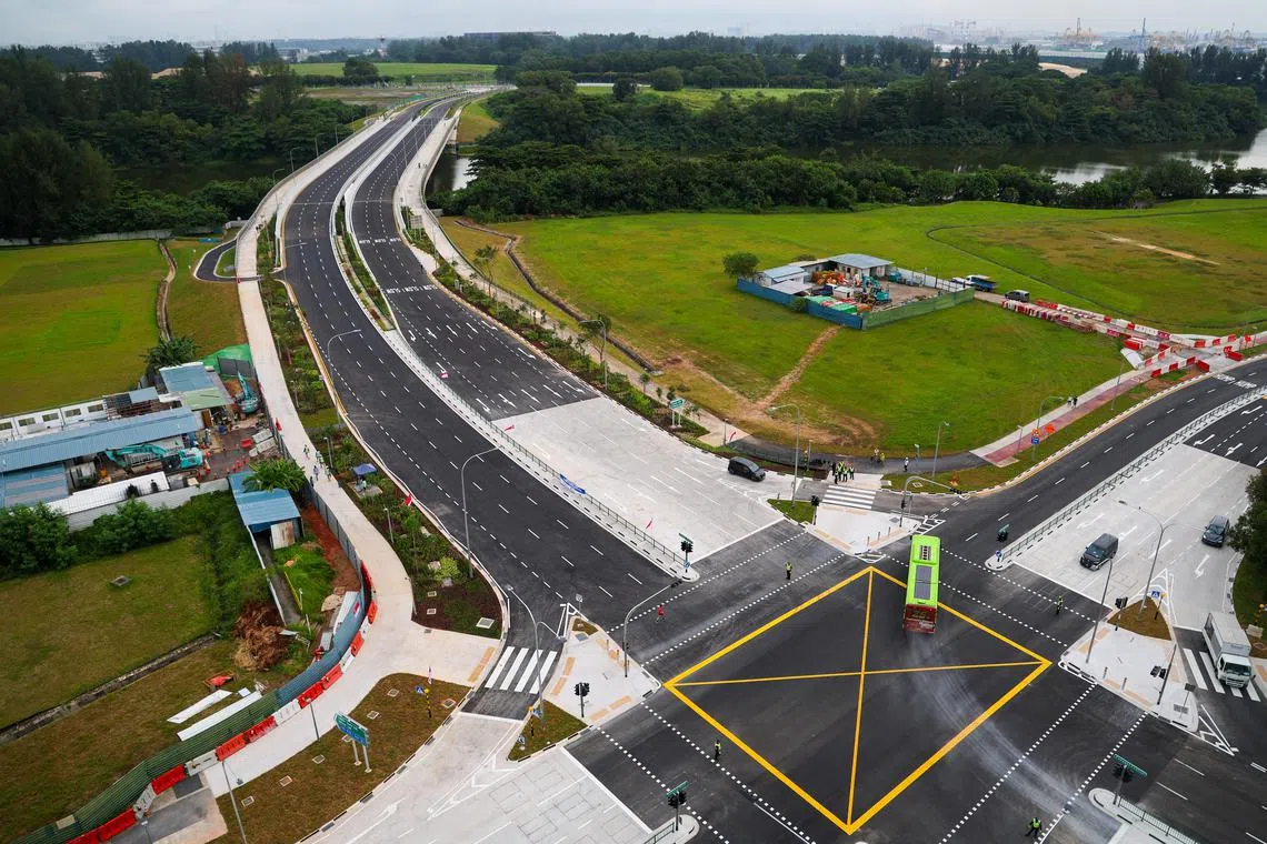 除了可供汽车通行，新的跨河公路两侧也有可供行人和脚踏车通行的道路，并与榜鹅公园连道相连，为居民安全出行提供便利。道路两侧的空地，未来也会发展新的住宅项目。（林明顺摄）