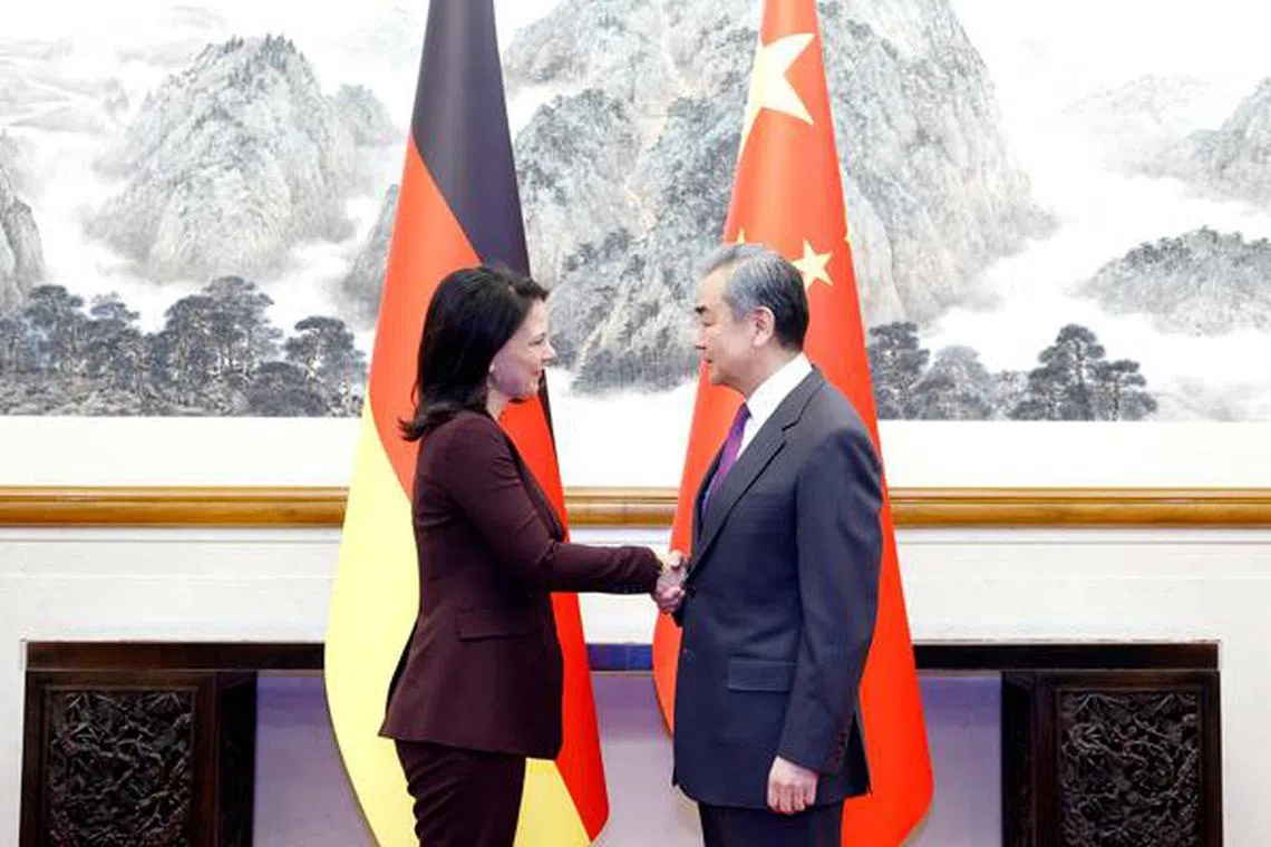 中国外长王毅（右）星期一（12月2日）在北京同德国外长贝尔伯克举行中德外交与安全战略对话。（中国外交部网站）