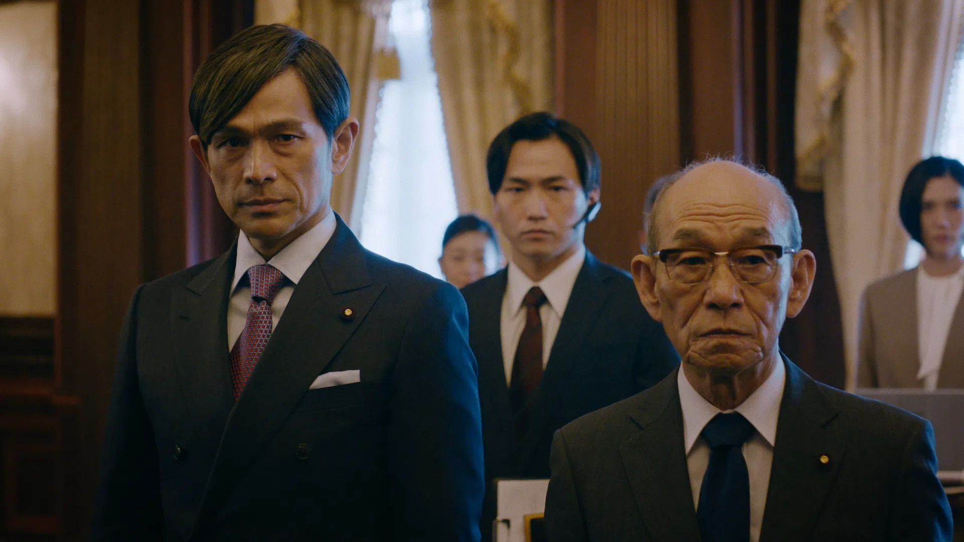 江口洋介（左）与笹野高史分饰日本官房长官与首相，坚持与大和号结盟。（互联网）