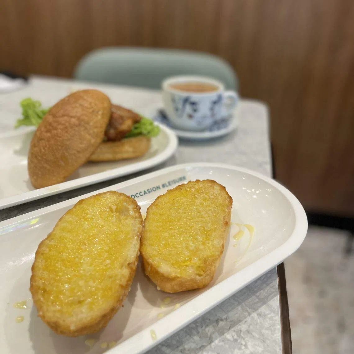 翠华的脆哗奶油猪和翠华招牌猪扒包，适合搭配一杯特色鸳鸯。（黄靖晶摄）