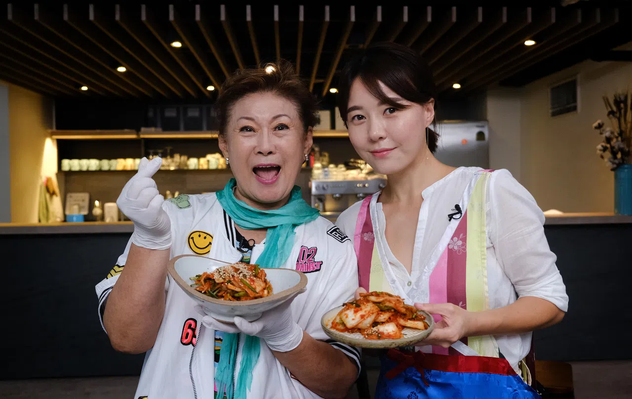 2020年8月，本地艺人金银姬（左）带着媳妇韩相喜到报馆录制线上节目《有课到厨房》。婆媳二人齐齐穿上韩式围裙亮相。（档案照片）