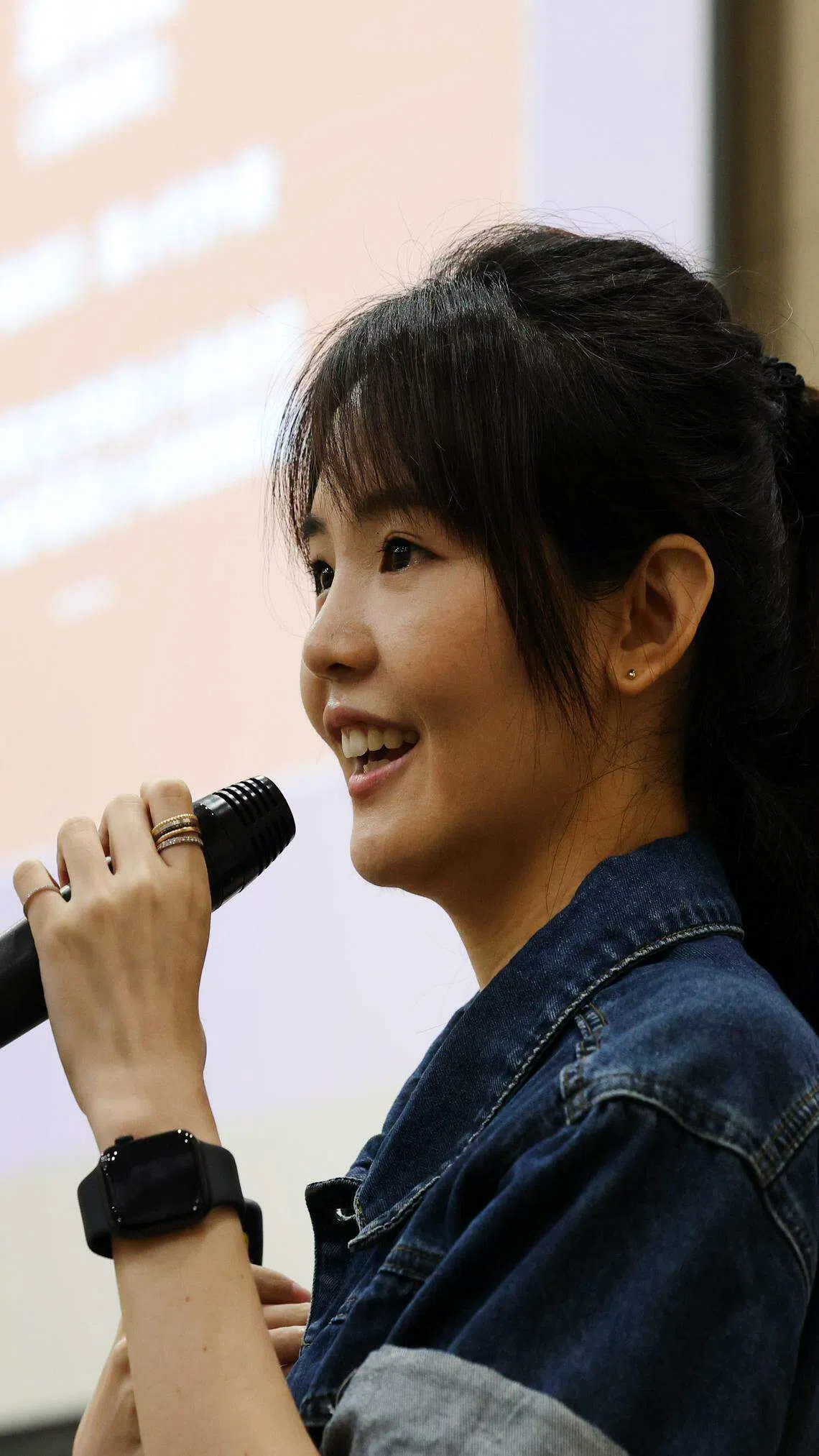 第四代专栏作者林艺君分享说，文学创作是让人生变得很诚实的过程。（邝启聪摄）