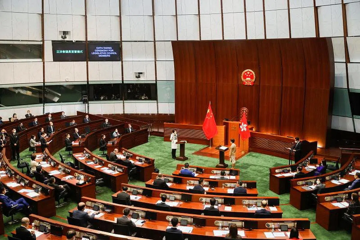 新当选的立法会议员1月3日在林郑月娥面前宣誓。誓词写道：定当尽忠职守，遵守法律，廉洁奉公，为香港特别行政区服务。 （路透社）