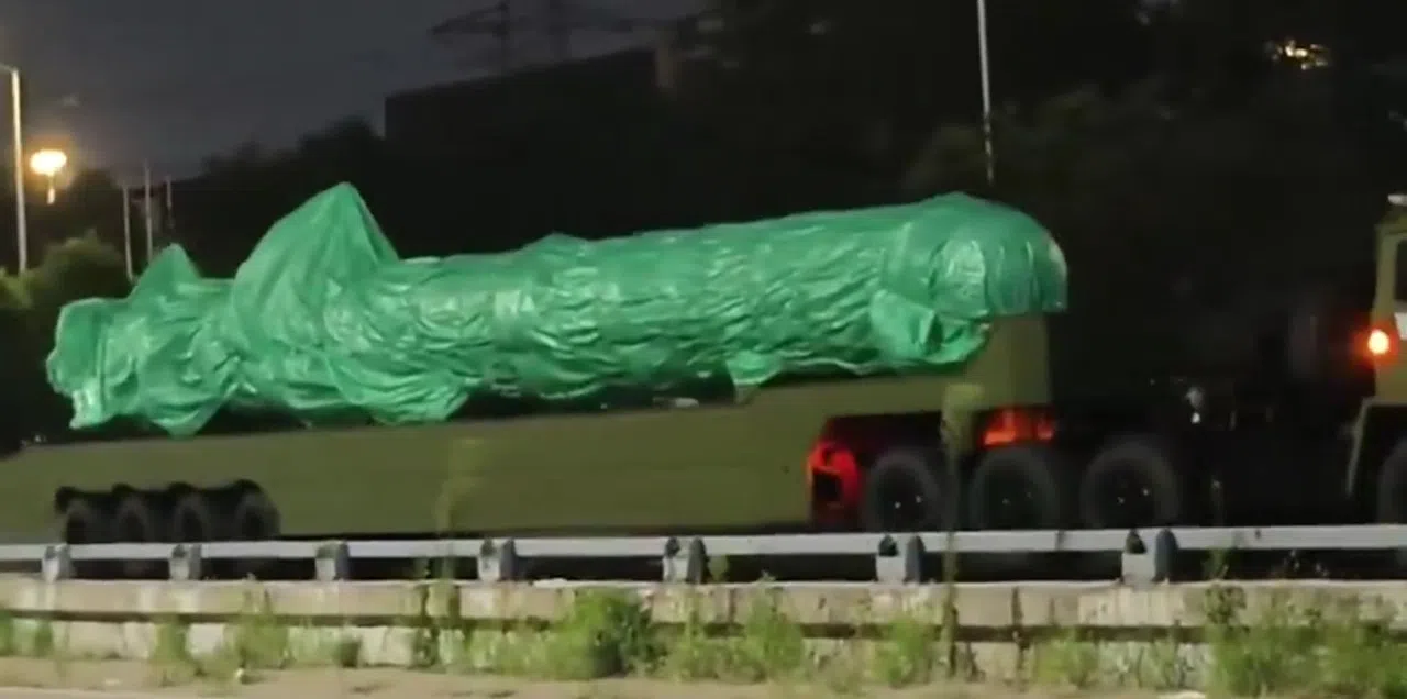 另一款体型更大的无人潜航器，在演练中则被防水布遮盖，但仍可看出直径约为AJX002的两倍。（互联网）