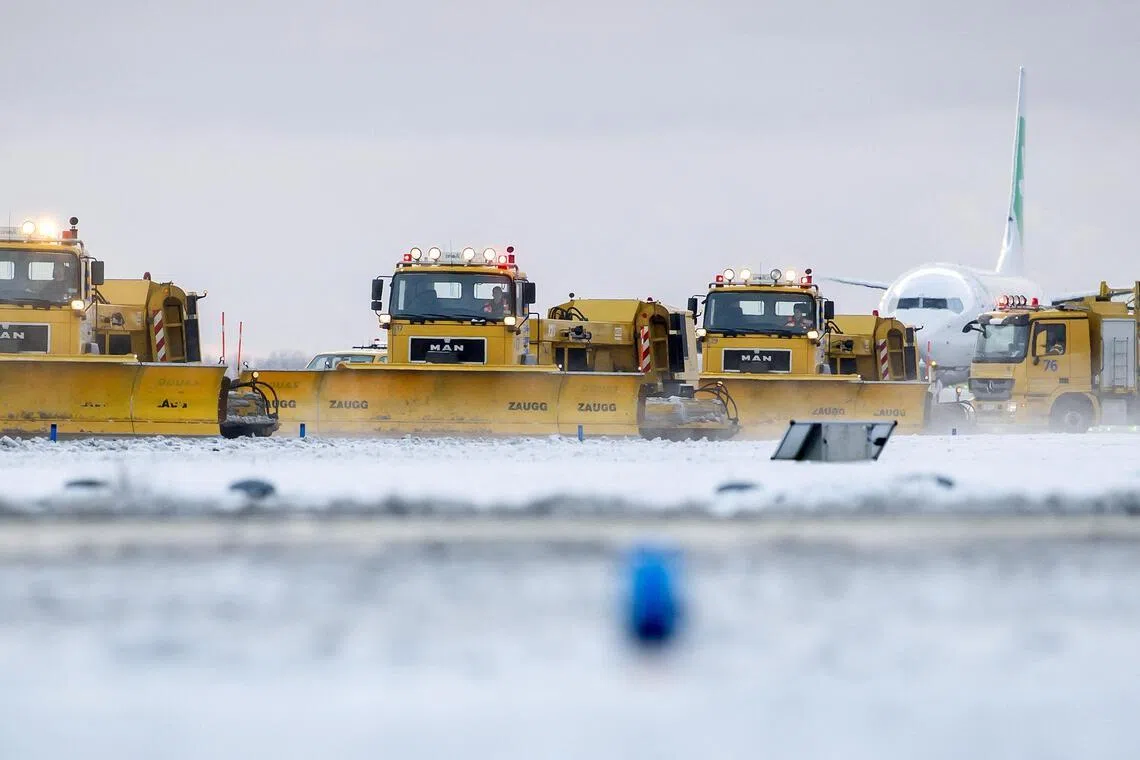 1月5日，除雪车正在荷兰阿姆斯特丹史基浦机场清理跑道上的积雪。（法新社）