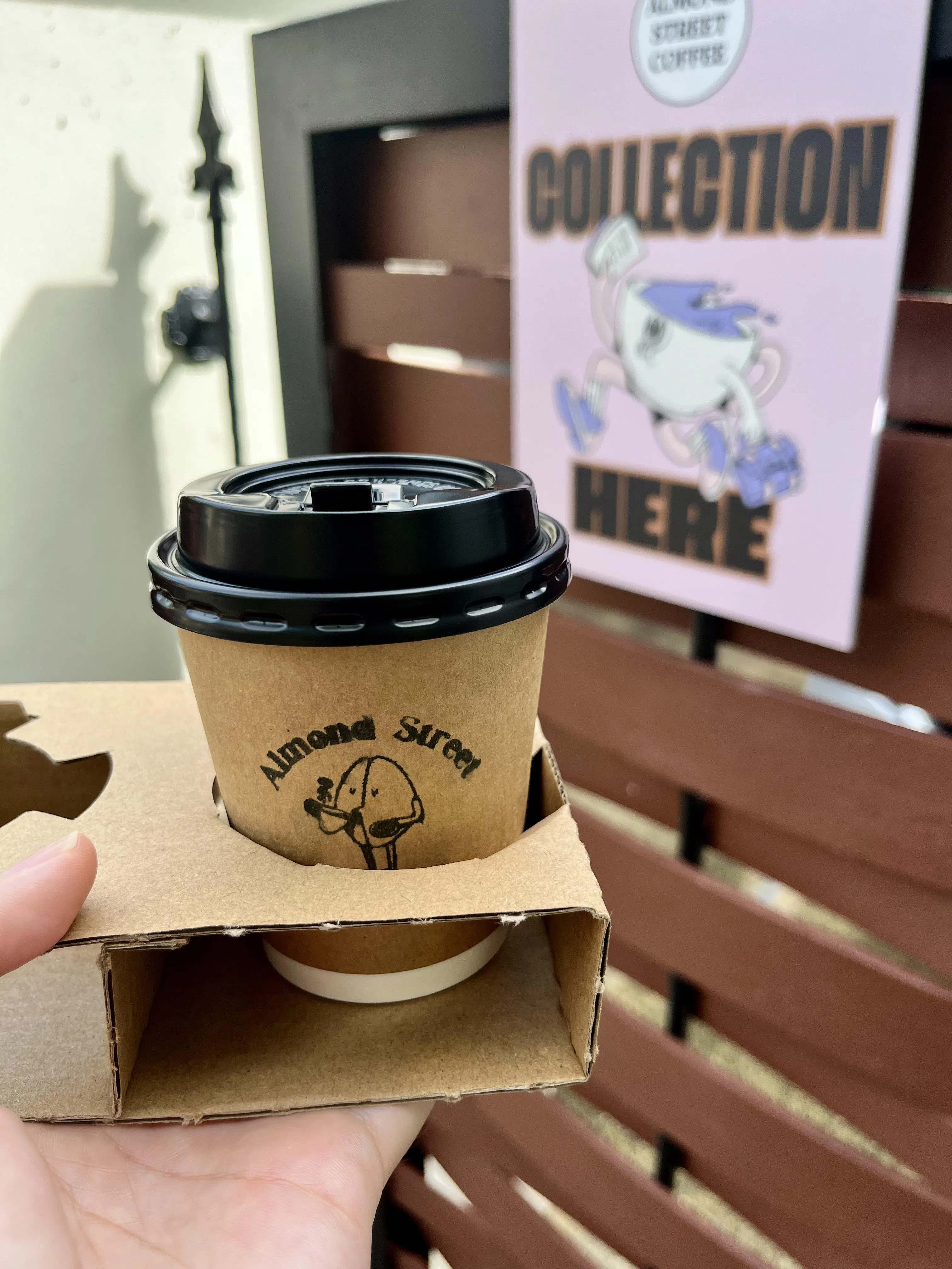 Almond Street Coffee提供三款精品咖啡：黑咖啡（$4）、咖啡加奶（$5）及咖啡加燕麦奶（$6），以上价格均为热咖啡，冰咖啡加$0.50。（陈映蓁摄）