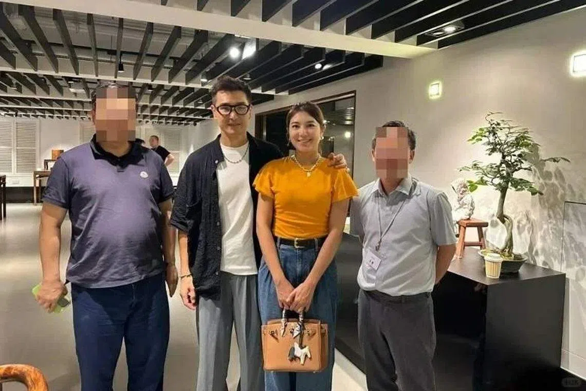 陈展鹏（左二）的妻子单文柔（左三）早前被拍到拎名牌包而引起讨论。（互联网）