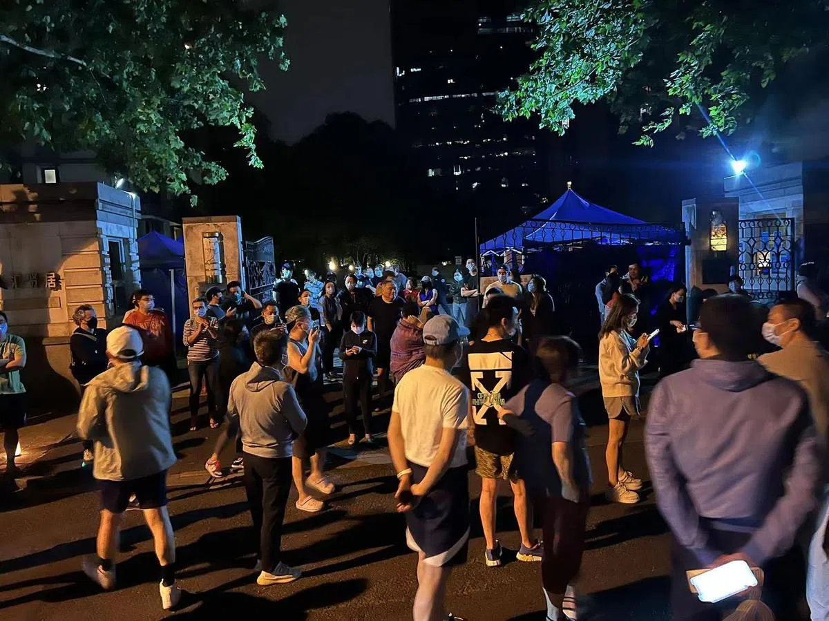 汇贤居居民22日晚上在大门口要求居委打开环形锁，其中大多数都是中国人面孔。（互联网）