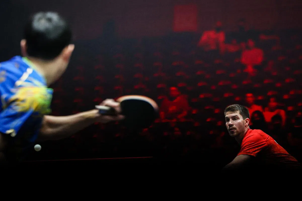 来自德国的弗郎西斯卡（红衣）与前世界第一、中国名将许昕争夺男单八强一席之位，他以极佳的发挥拿下胜利。（李健玮摄）