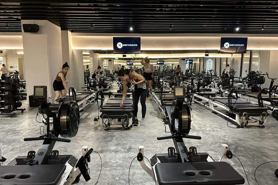 现代普拉提不断创新，新加坡本地运动馆就有与划船器还有脚踏车结合的Rowformer和Bikeformer，这两种不太适合熟龄人士。（陈芷馨摄）