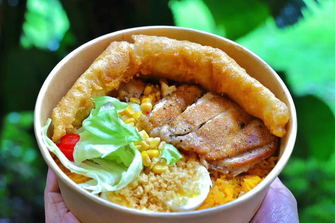 Texas Lone Star炸鱼烤鸡碗食，料多量足。（特约陈佩敏摄）