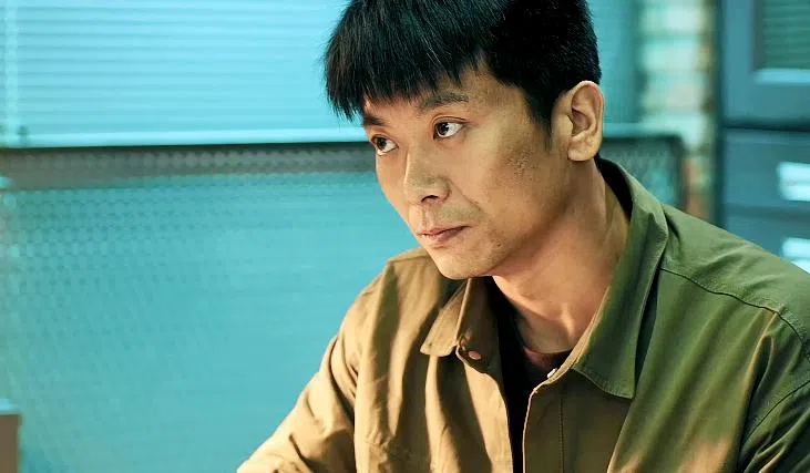 王大奇饰演的老刑警陆国勋隐藏着不少的秘密。（互联网）