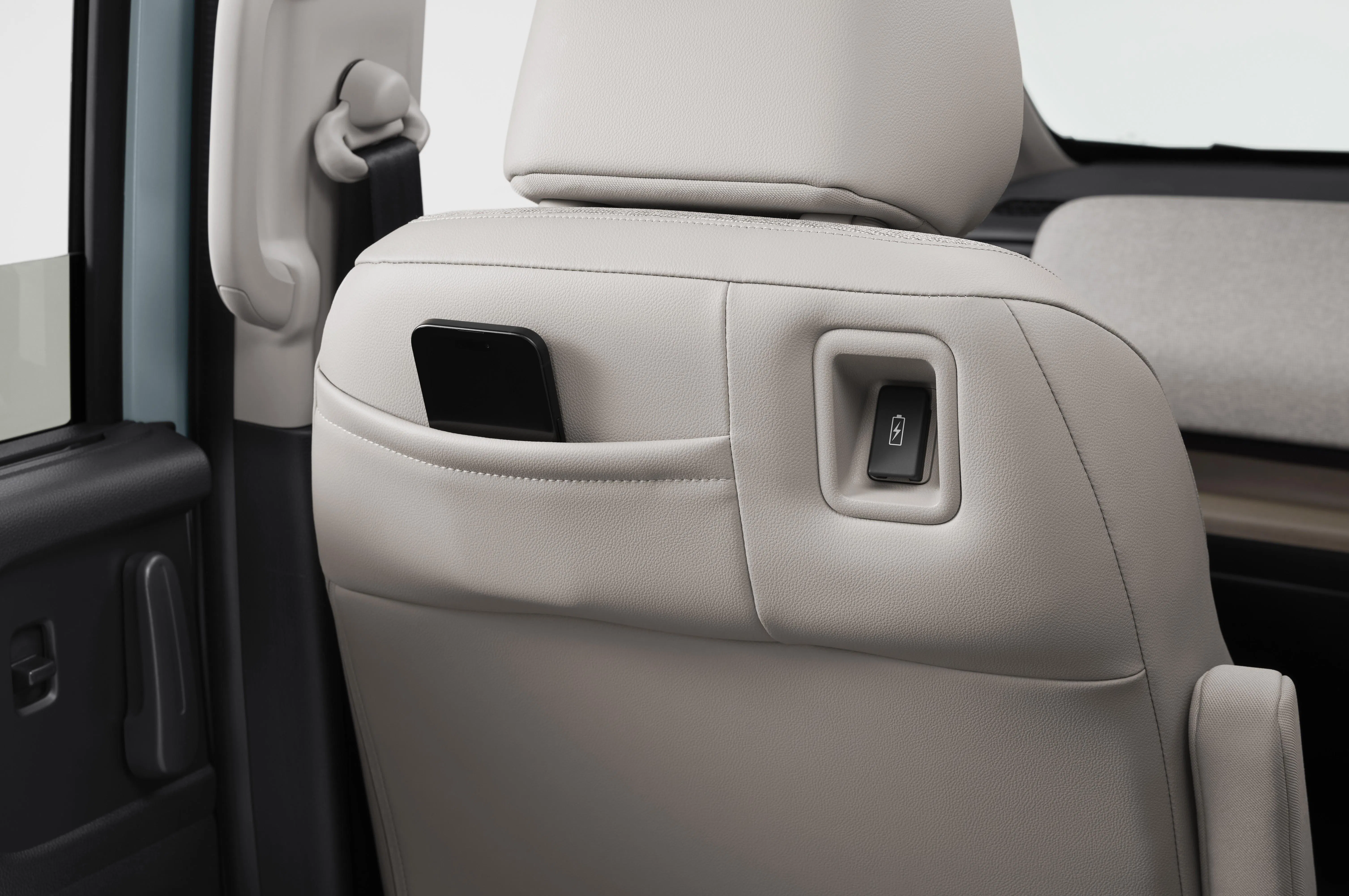 前座椅背有充电接口，旁边还有手机收纳袋，设计贴心。（车商提供）