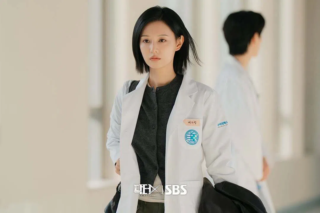 金智媛继《太阳的后裔》之后，再以短发造型出演《Doctor X：白色黑手党时代》。（取自SBS Drama脸书）