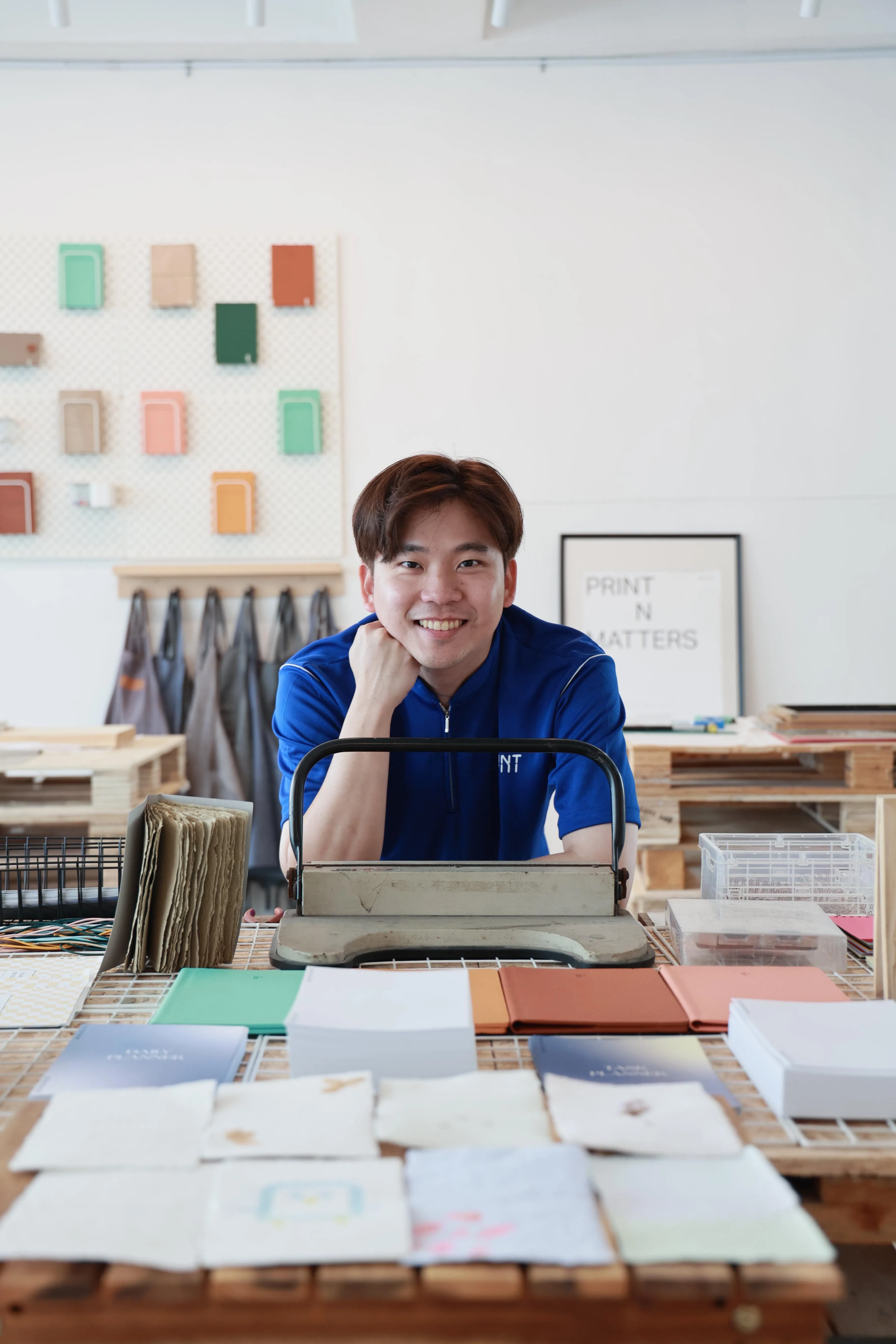 Print & Print创意总监胡振辉推出Print N Matters品牌，售卖切余纸制成品，也举办再生纸工作坊。（档案图）