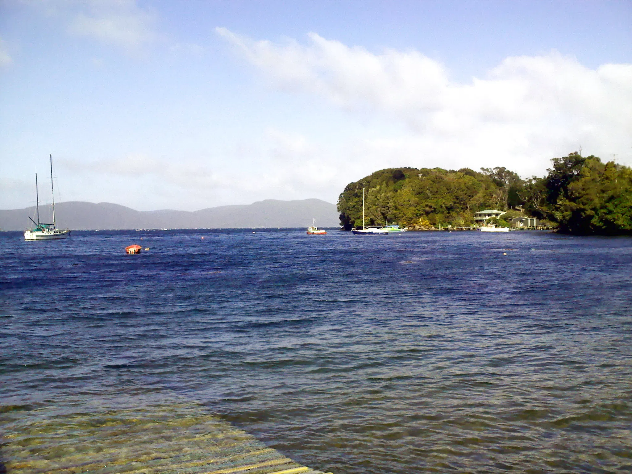 斯图尔特岛沿岸，海水清澈。（施莉芳摄）