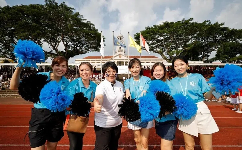 南洋女中校长萧芳辉（左三）和该校的家长会成员在华侨中学的跑道上合照。（南中提供）